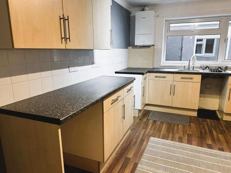 3 bedroom semi-detached house to rent - Photo 2