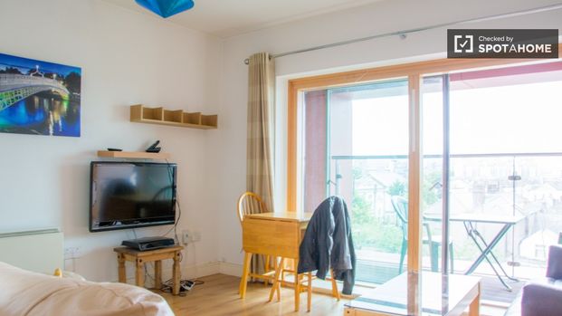 Comfortable room in apartment in East Wall, Dublin - Photo 1