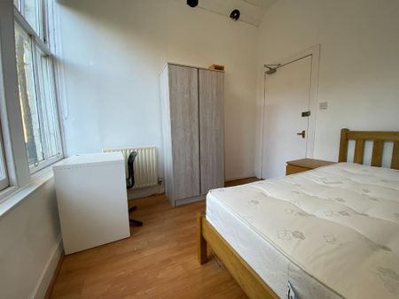 1 bedroom in a house share to rent - Photo 2