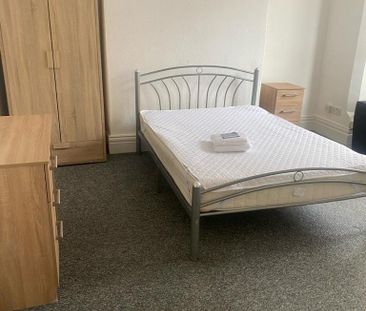 6 bedroom detached house to rent - Photo 6