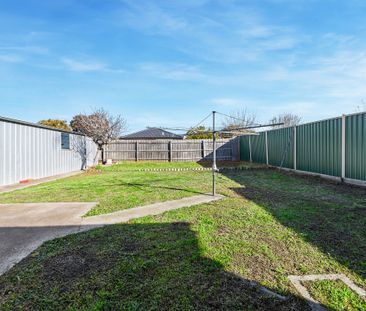 Perfectly Positioned Home - Walk to Ginifer Station & Sunshine Hosp... - Photo 3