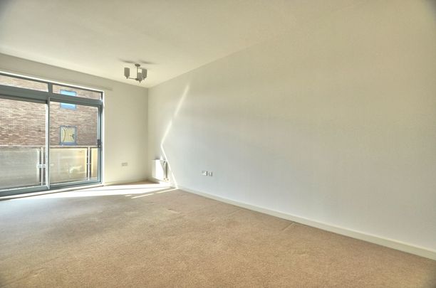 A four bedroom townhouse, within a short walk to Cambridge central train station and Mill Road. Ideally located for easy access to Addenbrookes Hospital and City Centre. - Photo 1