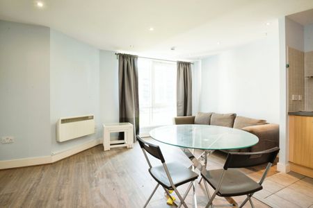 Lady Isle House, Ferry Court, Caerdydd, CF11 - Photo 4