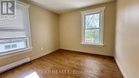 22 CHARLOTTE STREET - Photo 3