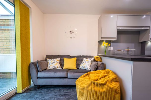 High quality house share - with separate WFH Office - in the Leisure Village, close to town centre and train station Daley - Photo 1