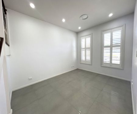 Stunning Family Home in Hamlyn Terrace! - Photo 3