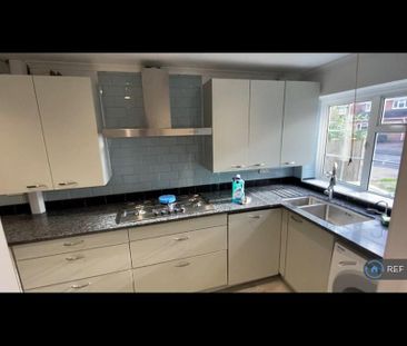 4 bedroom semi-detached house to rent - Photo 3