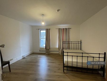 3 bedroom maisonette to rent - Photo 2