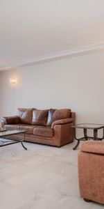 Maison principale rénovée de 3 chambres, 2 salles de bain avec garage et cour privés, dans un 4plex - Photo 4