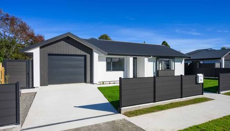 Five stars in Feilding! - Photo 2