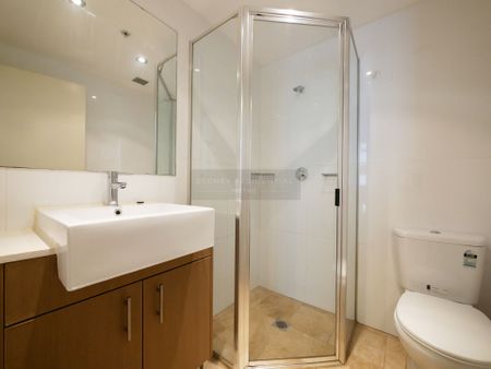 North-Facing, Large 1 Bedroom + Study Unit in the Heart of the CBD! - Photo 2