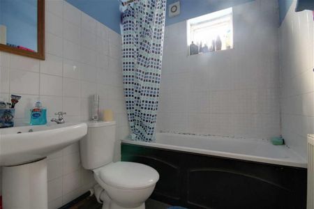 1 bedroom in a house share to rent - Photo 5