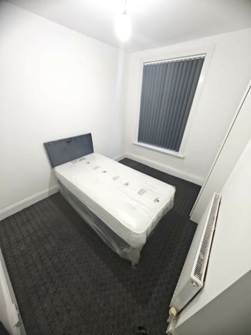 Harehills Place, LS8 - Photo 4