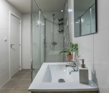 Bright and cozy room in calle del Ferrocarril - Photo 5