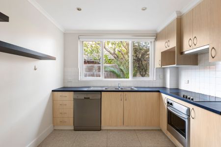 Sixties sophistication with so much space & a lock up garage - Photo 3