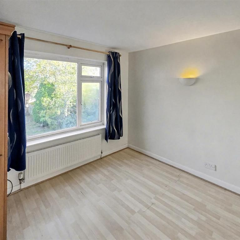 4 bedroom semi-detached house to rent - Photo 1