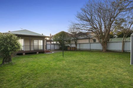 Charming Cottage in Prime Location! - Photo 4