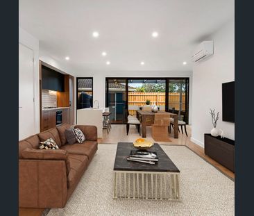 ULTRA MODERN THREE BEDROOM TOWNHOUSE - Photo 2