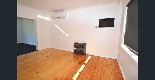 3 Bedroom home recently renovated - Photo 1