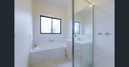 Impressive Three Bedroom Townhouse!! - Photo 2