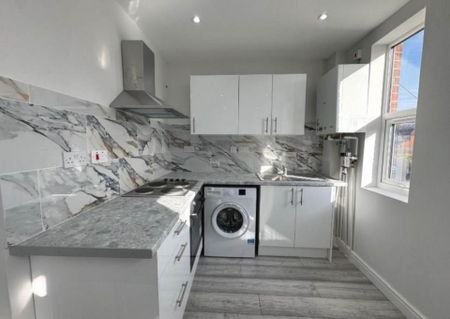 Price £1,200 pcm - Available Now - Unfurnished - Photo 4