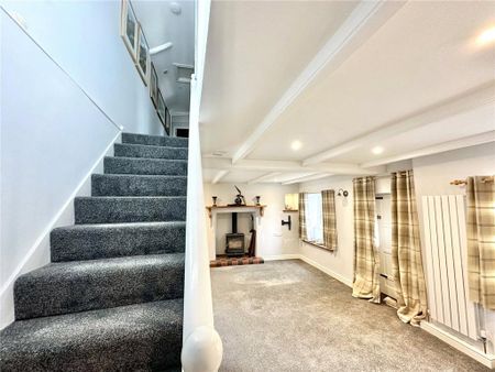 4 bedroom semi-detached house to rent - Photo 5