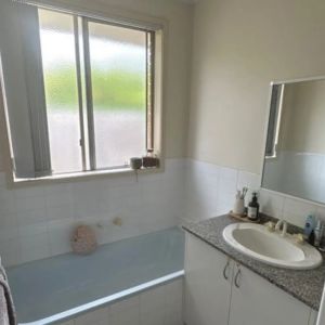 Three Bedroom Family Home - Photo 2