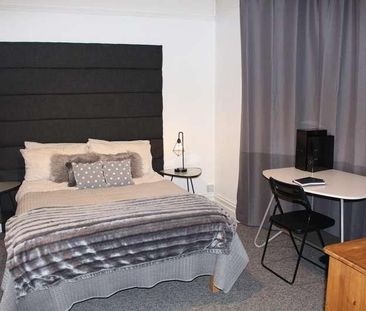 Bedroom Detached House In Bournemouth, BH9 - Photo 5
