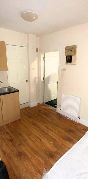 Studio Flat, Hanger Lane, W5 - Photo 1