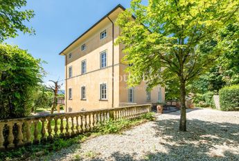 Villa ottocentesca con piscina nelle colline lucchesi