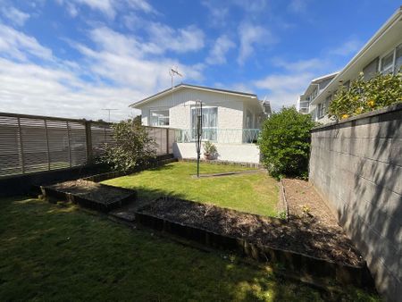 TWO BEDROOM REFRESHED HOME IN THE CITY CENTRE - Photo 2