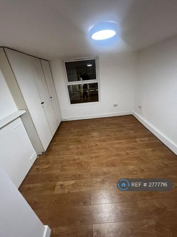 1 bedroom in a flat share to rent - Photo 3