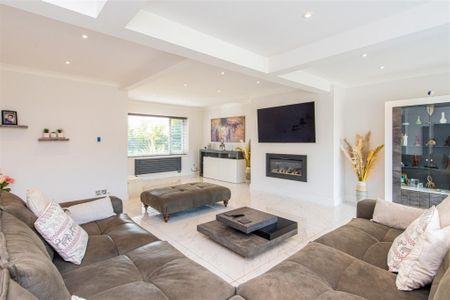 5 bed House - Detached To Let - Photo 3