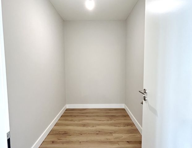 Modernes Wohnparadies: Neubau mit 6 Zimmern, hochwertiger Küche & zwei Sonnenbalkonen! - Photo 1