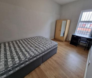 4 bedroom terraced house to rent - Photo 5