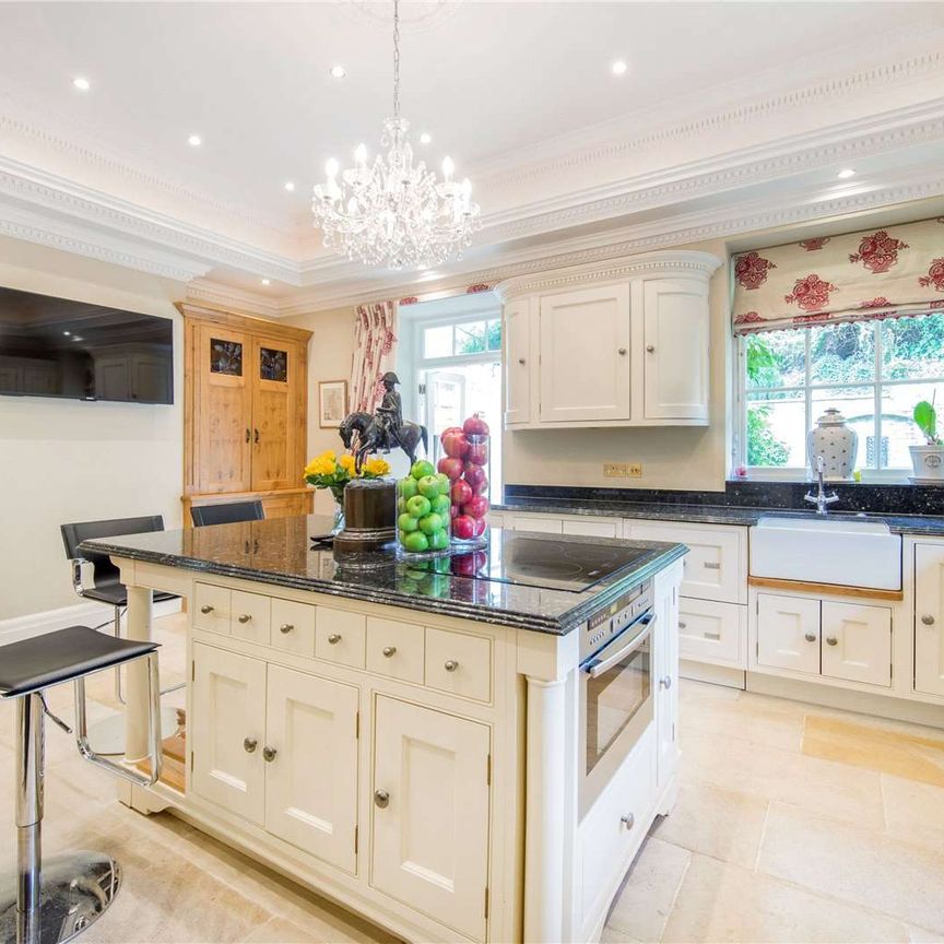 Rare opportunity to rent an individual house with private garden, parking and garage set within 50 acres of stunning communal grounds and gardens - Photo 1