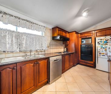 SINGLE LEVEL ENTERTAINER WITH HUGE 4 CAR GARAGE - Photo 6