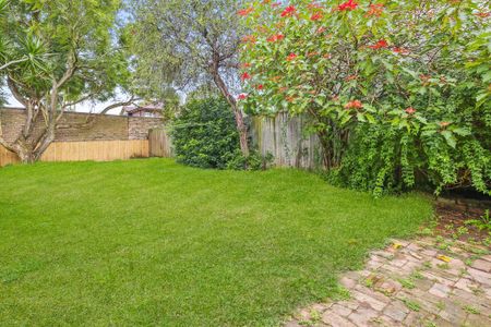 Tastefully And Newly Renovated, Luxuriously Designed, Character Filled And Sun Kissed Freestanding Two Bedroom Federation Home - Photo 5