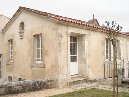 Location Appartement 2 pièces 45m² FONTENAY LE COMTE 85200 - Photo 3