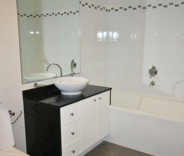 Apartment with 2 bedrooms, 1 bathroom & parking for 1 car - Photo 5