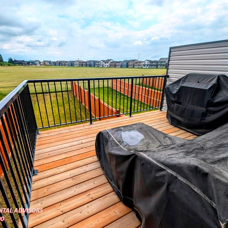 EXECUTIVE 3 BED 2.5 BATH, 2 STOREY TOWNHOUSE W/ ATTACHED TANDEM DOUBLE GARAGE IN THE COMMUNITY OF GLENRIDDING - Photo 1