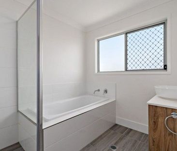 Modern Comfort & Lifestyle - 5 Years Young Townhouse in Prime Thorn... - Photo 1