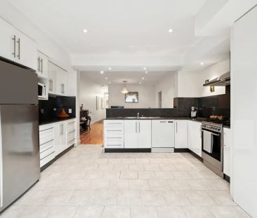 A Renovated 1950s Classic With Double Parking - Photo 4