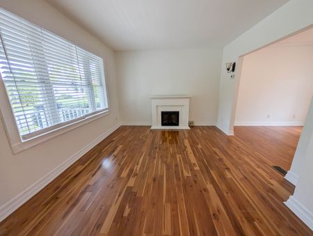 Spacious Fully Detached House in Niagara Falls! - Photo 2