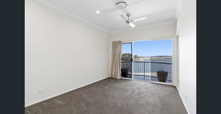 Luxurious Waterfront Residence Available Now on the Prestigious Sovereign Islands - Photo 4