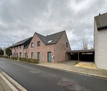 Halfopen woning met 3 slaapkamers, carport en tuin. - Photo 1