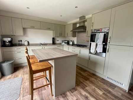 4 bedroom House To Let - Photo 5