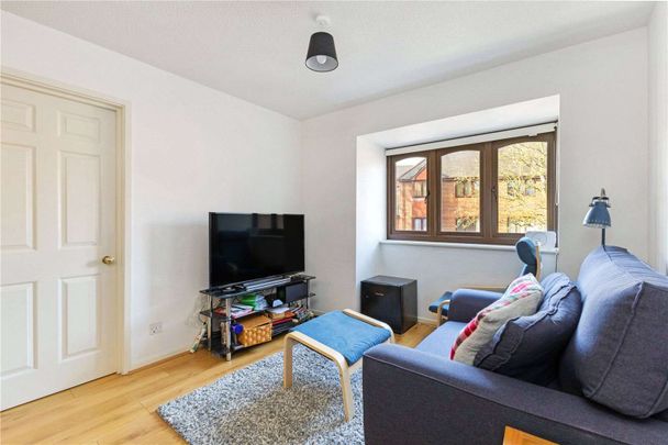 A modern one bedroom apartment on the 3rd floor of a purpose built block benefiting from allocated parking. - Photo 1