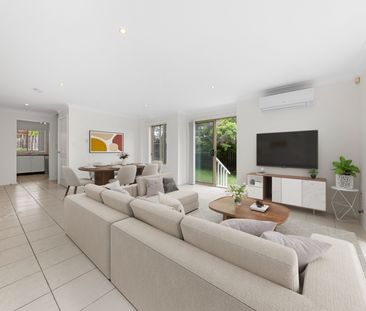 Freshly Renovated, Three Bedroom Townhouse with Gas Cooking and Air... - Photo 5