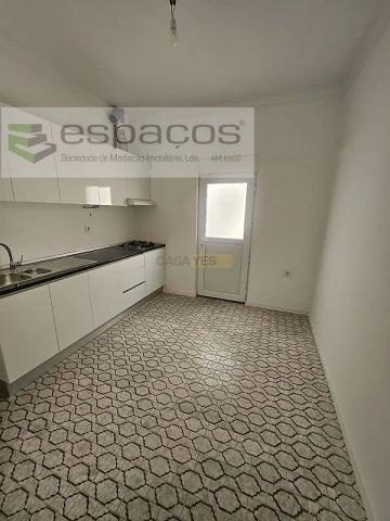 Apartment T2 in Santa Iria de Azoia, São João da Talha e Bobadela, Loures - Photo 3